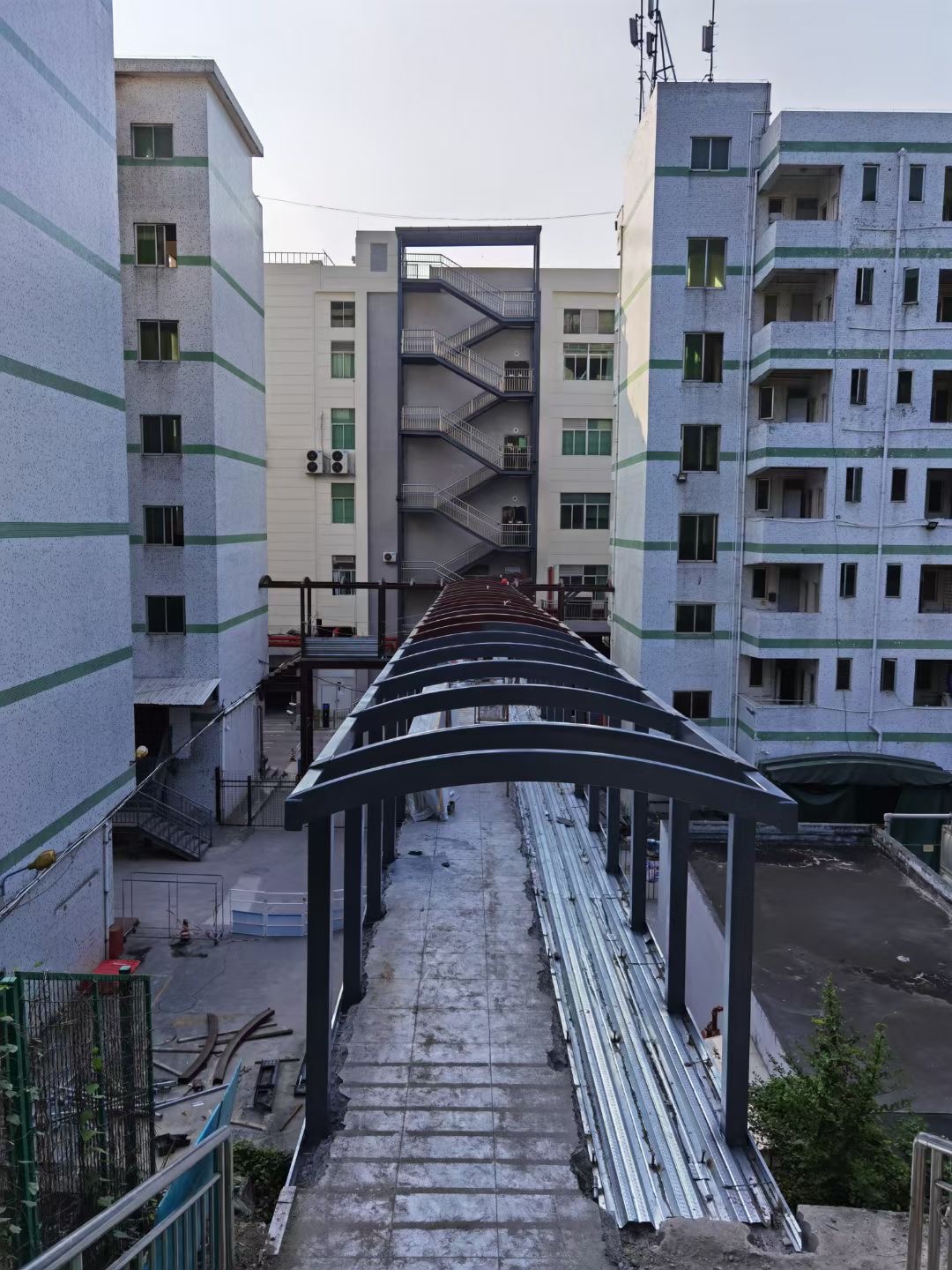 工业园钢结构连廊制作...